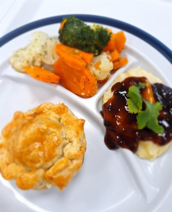 Braised beef in dark sauce with a puff-pastry vol-au-vent, cauliflower, carrots and broccoli