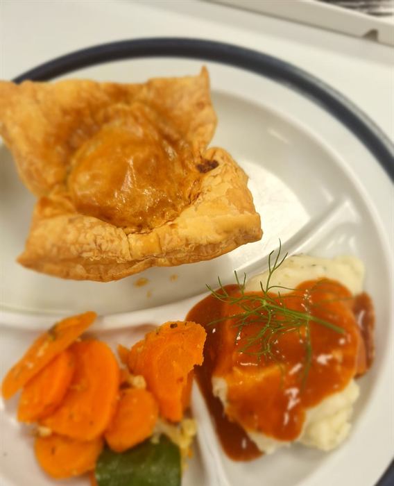 Puff-pastry vol-au-vent with glazed carrots, mash and gravy